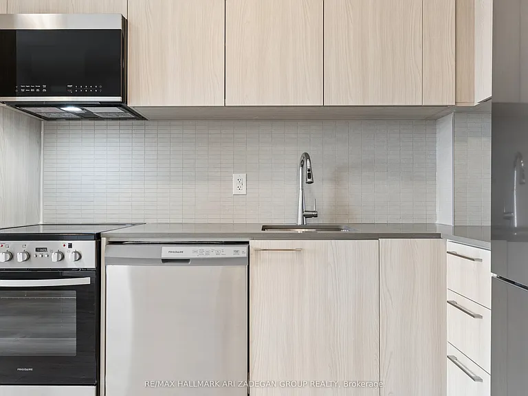 7437 Kingston Rd #820 — Photo 6