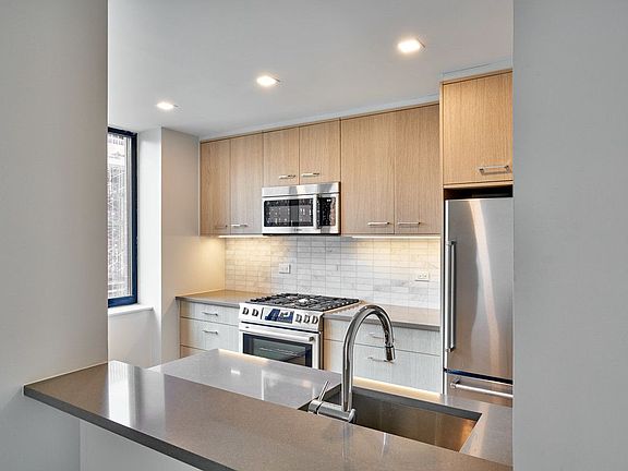 4th image of 1 Columbus Pl APT N16k