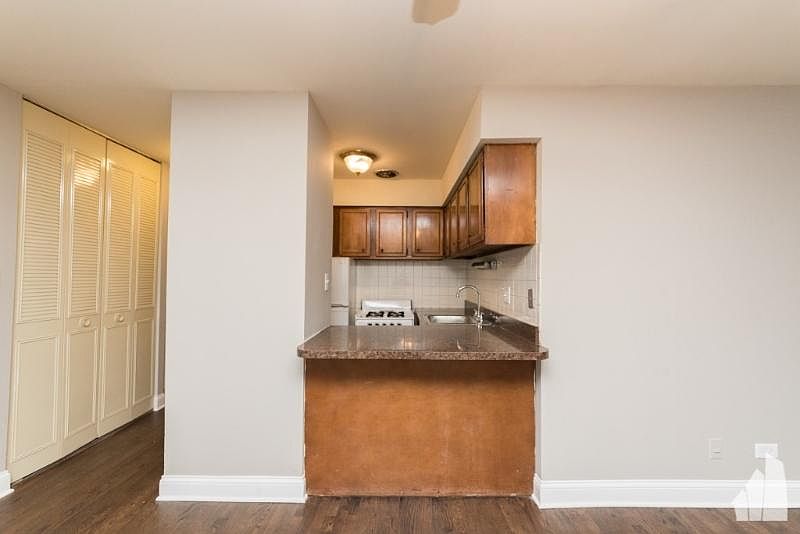 1st image of 450 W Aldine Ave #403