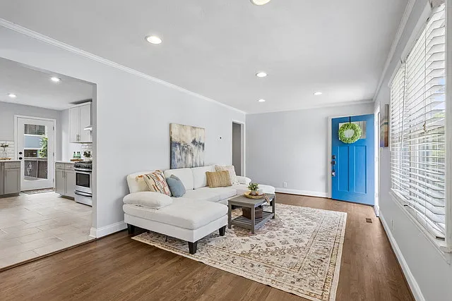 4 bed, 2189 sqft, $3,200 — Photo 4