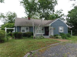 302 Richmond Ave, Amityville, NY 11701