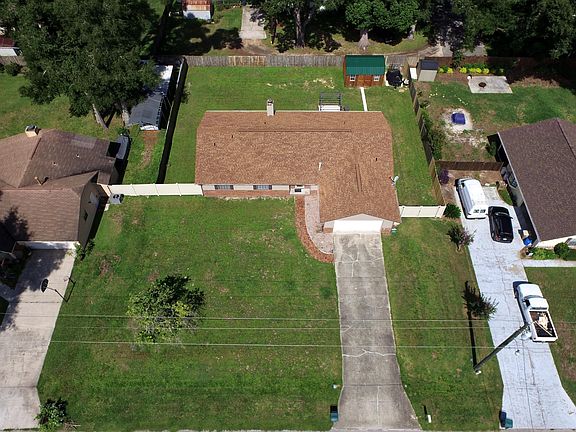4th image of 704 NE 46th Ct