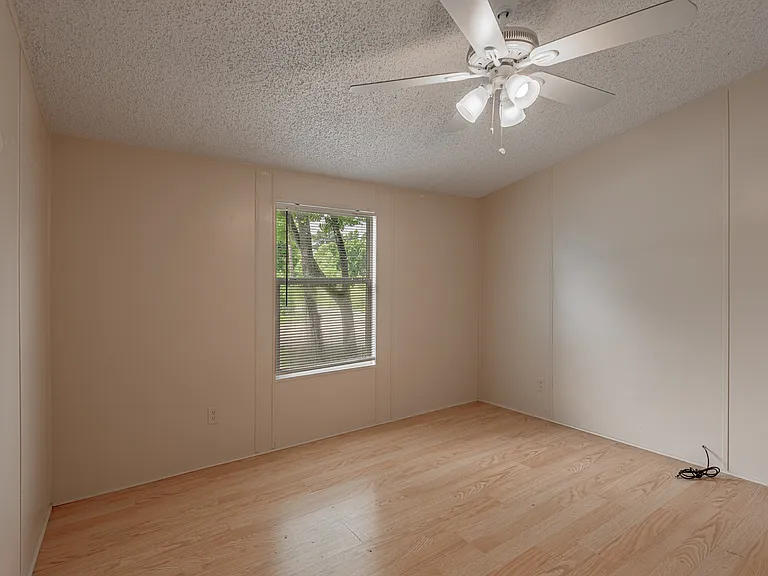 1323 Avenue E — Photo 16