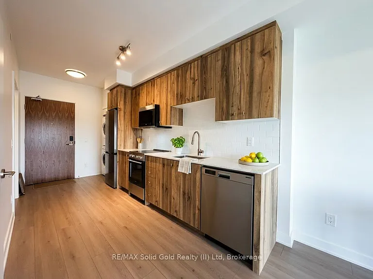25 Wellington St S — Photo 4