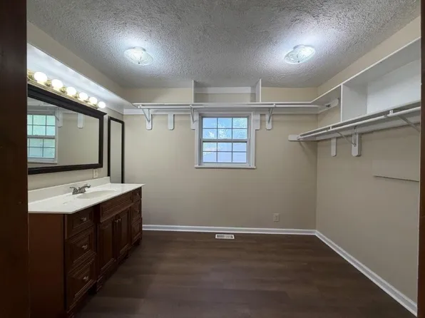 1519 N Geronimo Dr, Independence, MO 64058