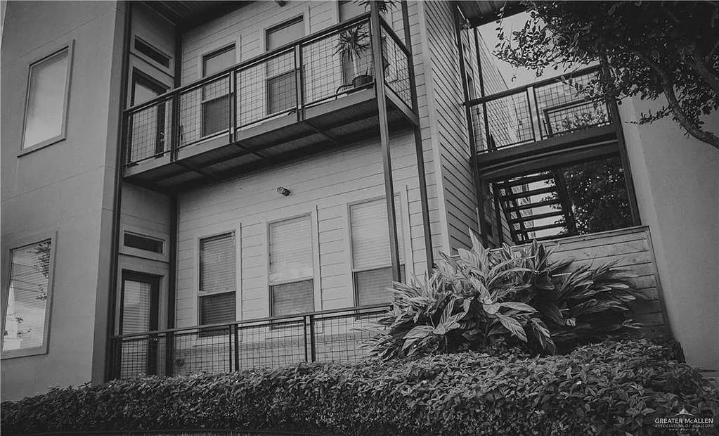 2 bed, 1.0 bath, 1050 sqft, $995 — Photo 1