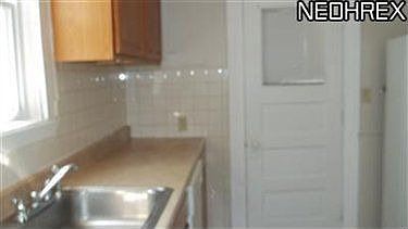 4th image of 1562 Larchmont Ave
