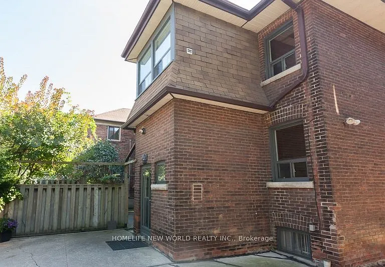 16 Laxton Ave #LOWER — Photo 2
