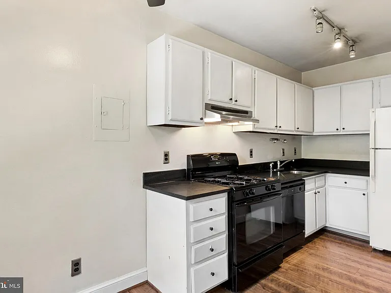 715 S Washington St #C11 — Photo 10