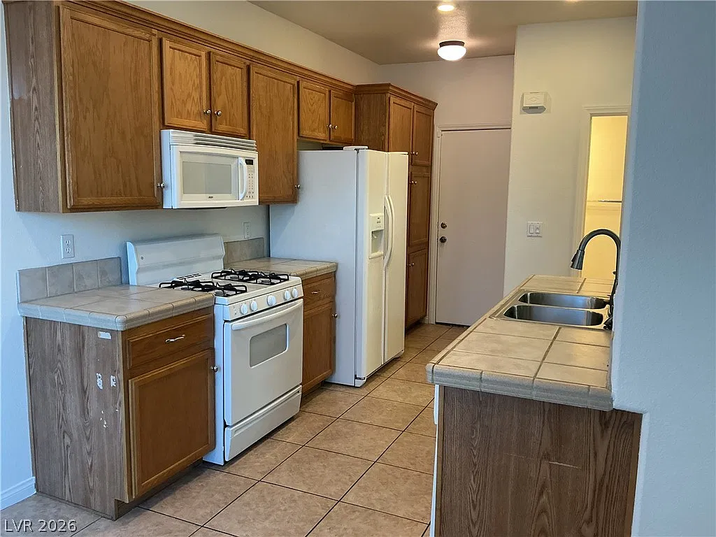 3 bed, 2.5 bath, 1527 sqft, $1,995 — Photo 4