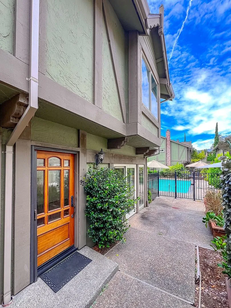 Beautifully Remodeled St. Helena Townhome with Pool Access & 2-Car Garage — Photo 1
