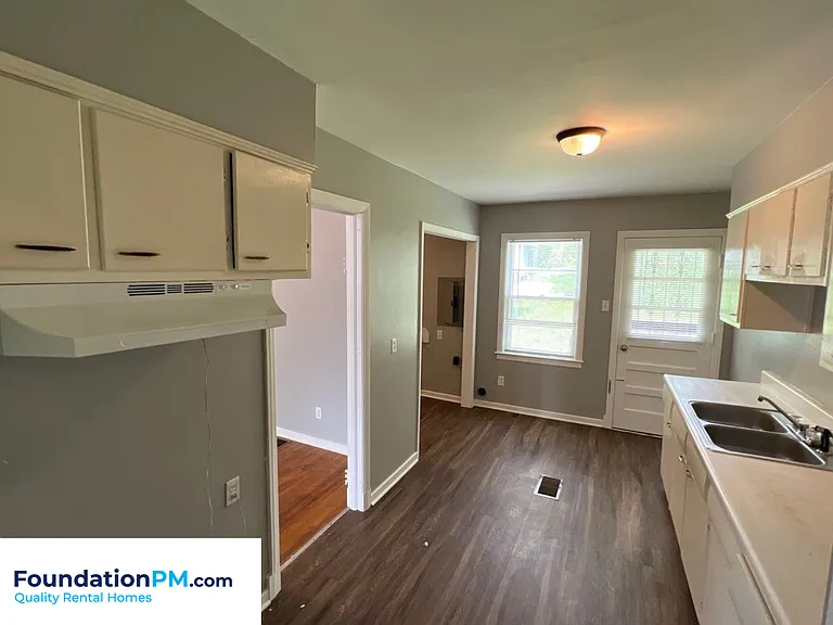 2324 Slocum Ave — Photo 6