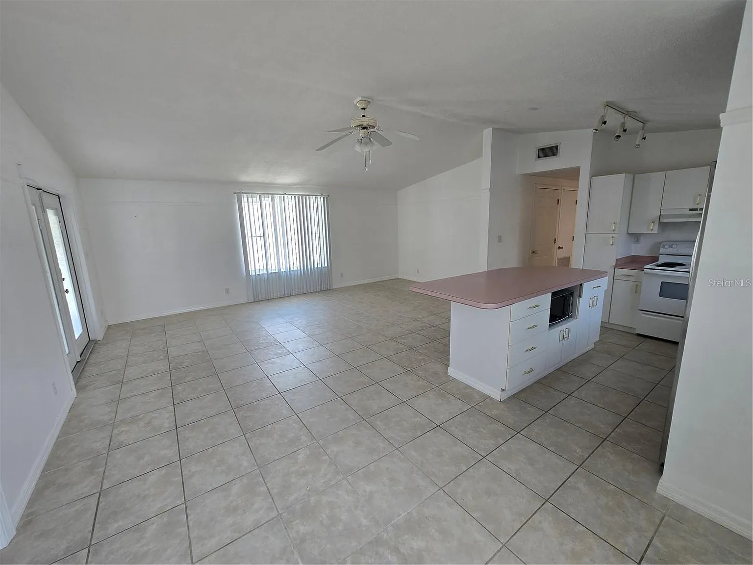 3 bed, 1248 sqft, $3,590 — Photo 2
