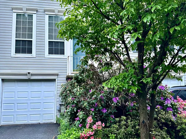 854 N Waterford Ln, Wilmington, DE 19808