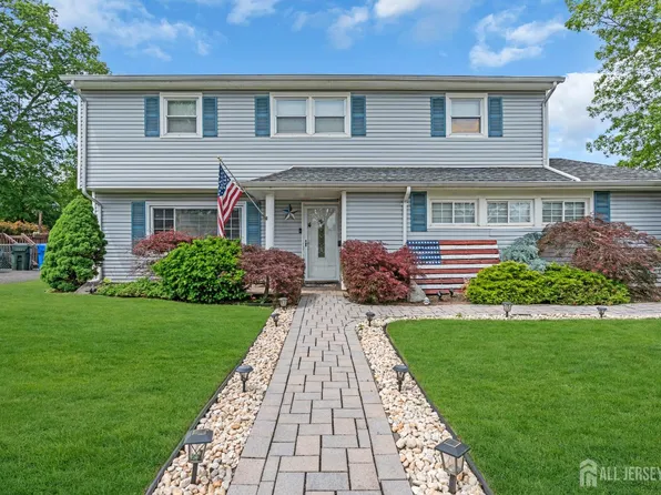 14 E Shirley Ave, Colonia, NJ 07067