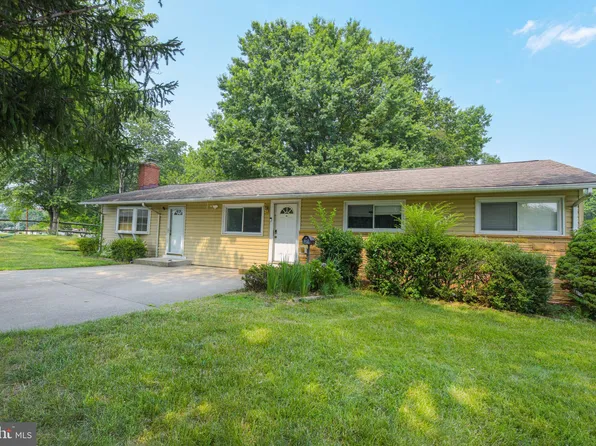 902 Regency Rd, Woodbridge, VA 22191