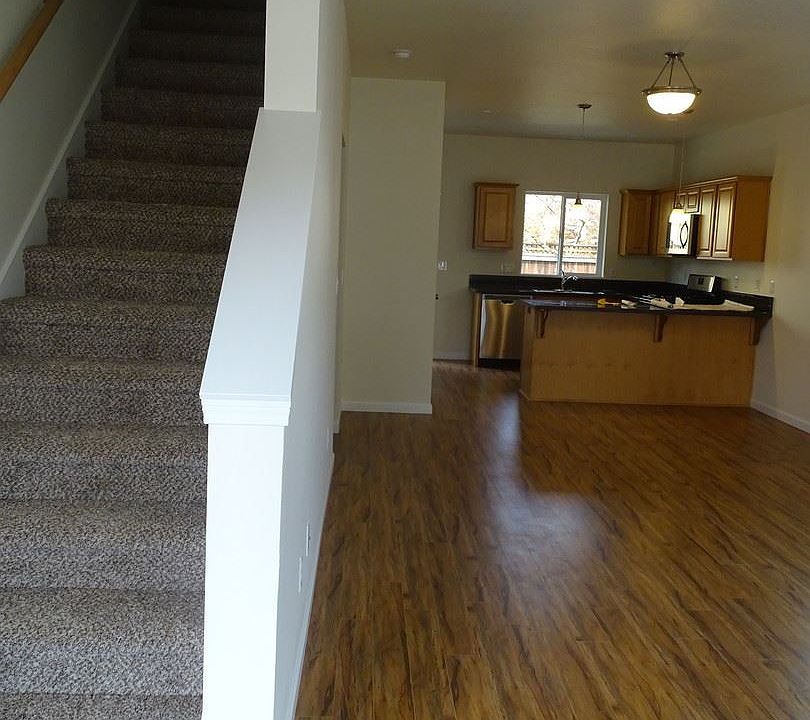 2nd image of 1017 Coburg Rd