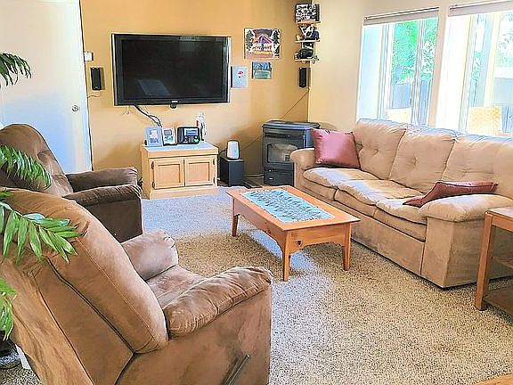 4th image of 658 NE Shoshone Dr