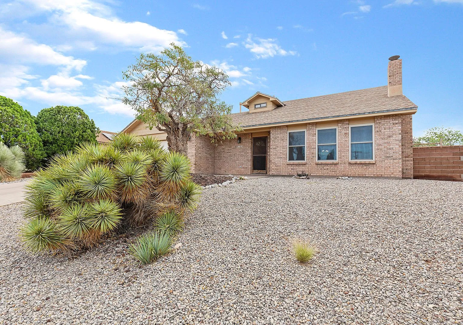 Beautiful 3 Bedroom, 2.5 bath home with Shed — Photo 2