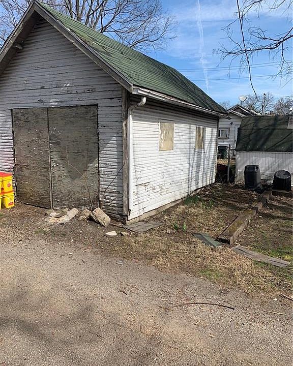 2nd image of 904 Catalpa Dr