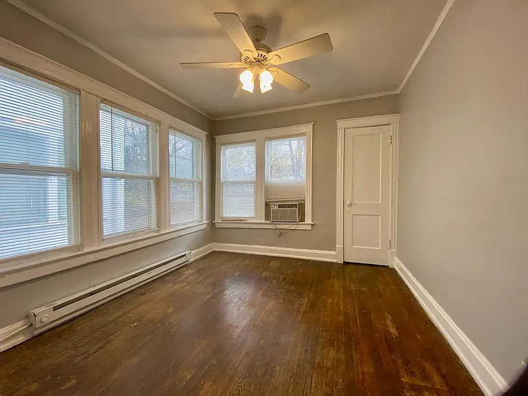 Valentine Place Apartments — Photo 37