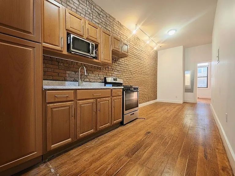 846 Hart St #2R — Photo 2