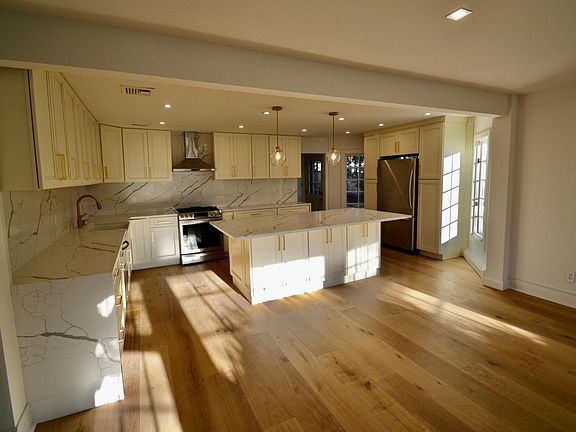 3rd image of 132 Constitution Dr