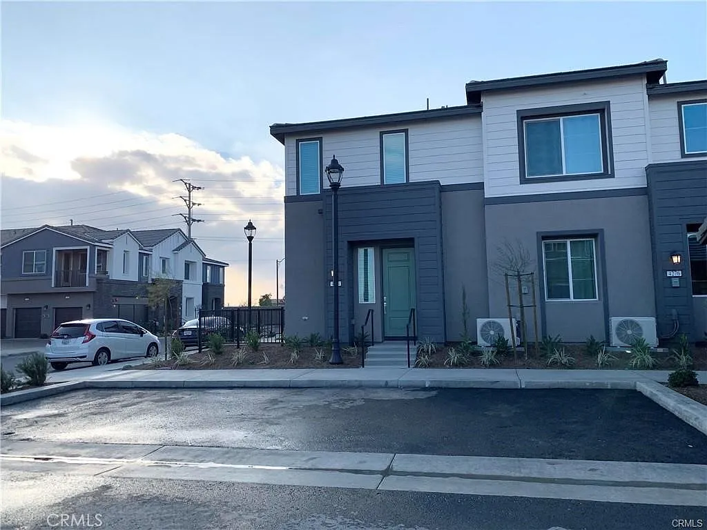 3 bed, 1309 sqft, $3,200 — Photo 1