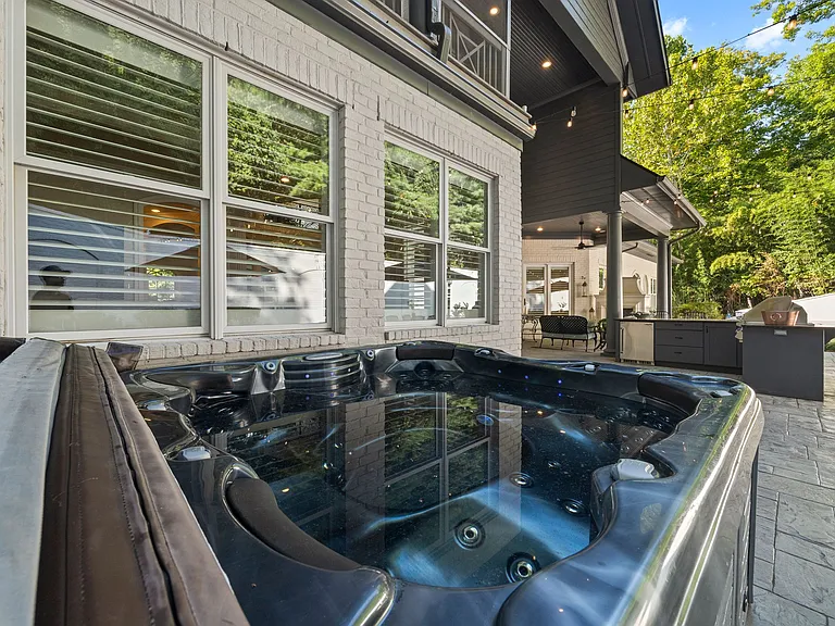 Jacuzzi for 8 Outside Sunroom