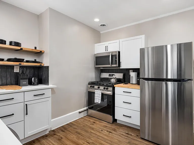 204 W Armstrong Ave #UP — Photo 8