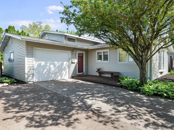 1511 Parklane Dr, Bettendorf, IA 52722
