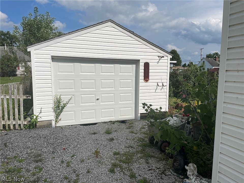 2nd image of 2726 Gilbert Ave NE