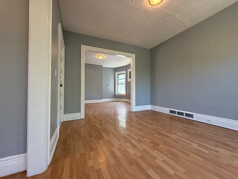 Living room with 3 windows