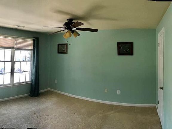 4th image of 8 Woodbench Ct