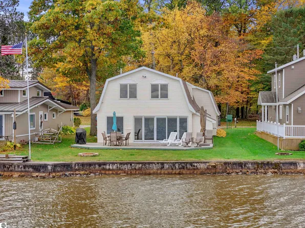 140 Forest Lawn Dr, Cadillac, MI 49601