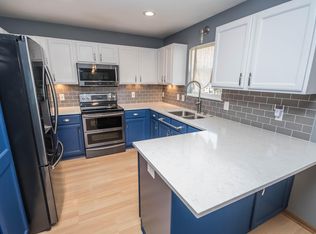 202 Stonebrook Dr, Waukesha, WI 53186