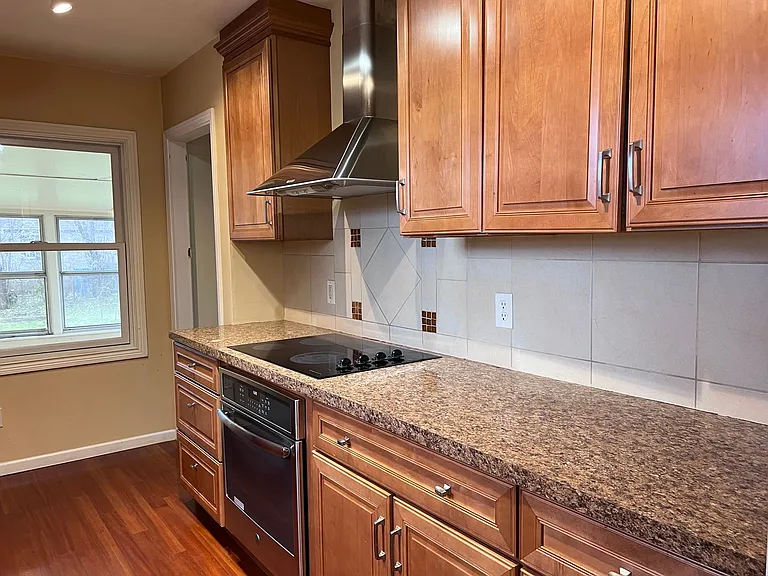 1552 Woodlawn Ave SE — Photo 2