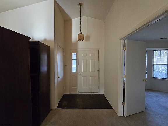 3rd image of 702 Ravenwood Dr