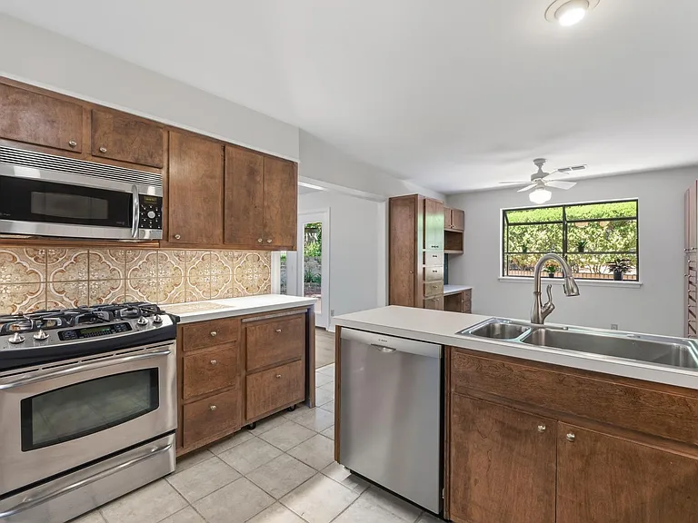 2802 Pecos St — Photo 11