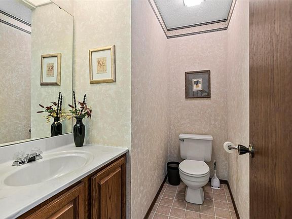 4th image of 324 Devonshire Ct #D