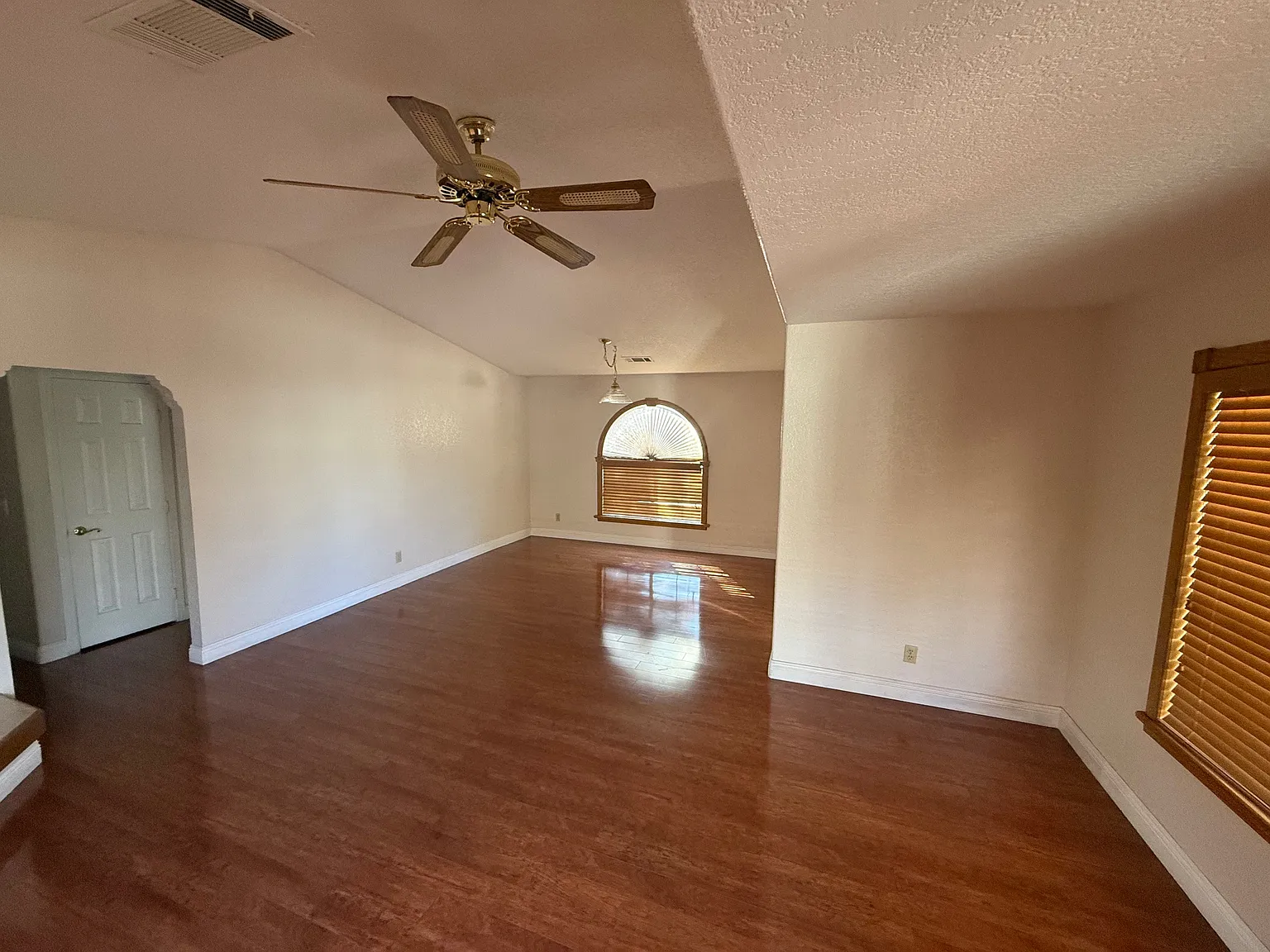 2 bed, 1056 sqft, $1,500 — Photo 3