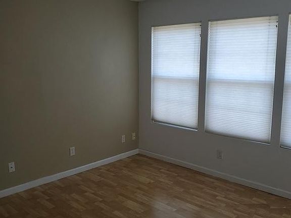 5th image of 17 Commodore Cir