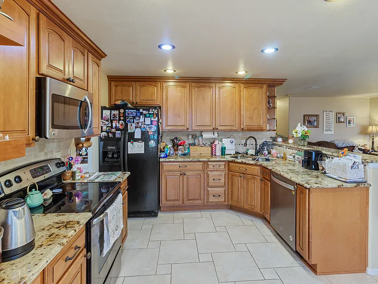 420 Hudson Ct — Photo 8