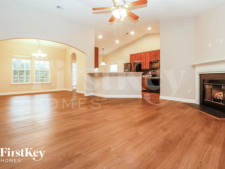 505 Crossland Dr — Photo 3