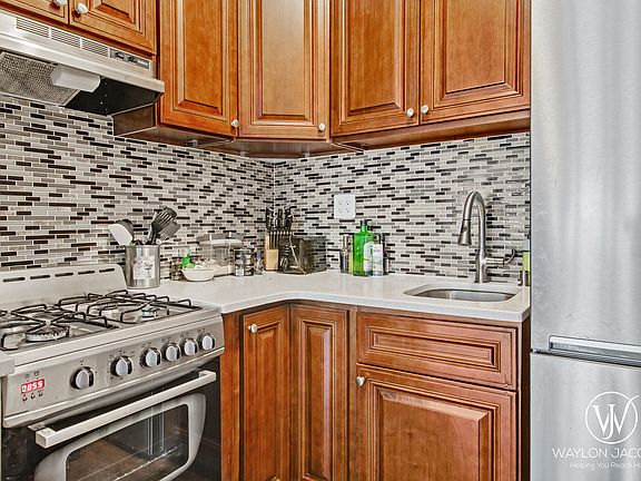 3rd image of 320 W 19th St APT 5B