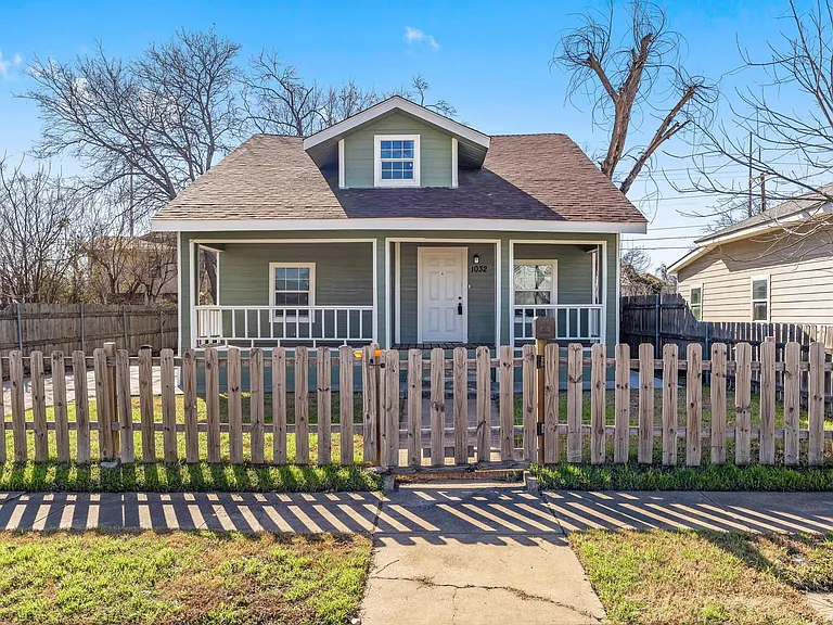 1032 E Tucker St — Photo 1