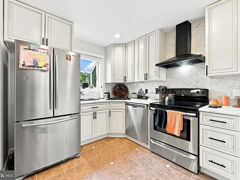 63 E Jonathan Ct — Photo 9