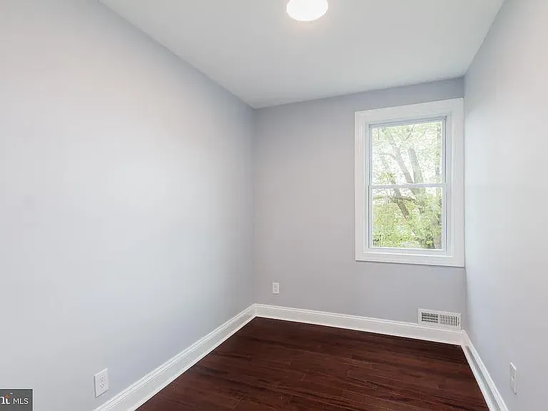 837 Tolna St — Photo 12