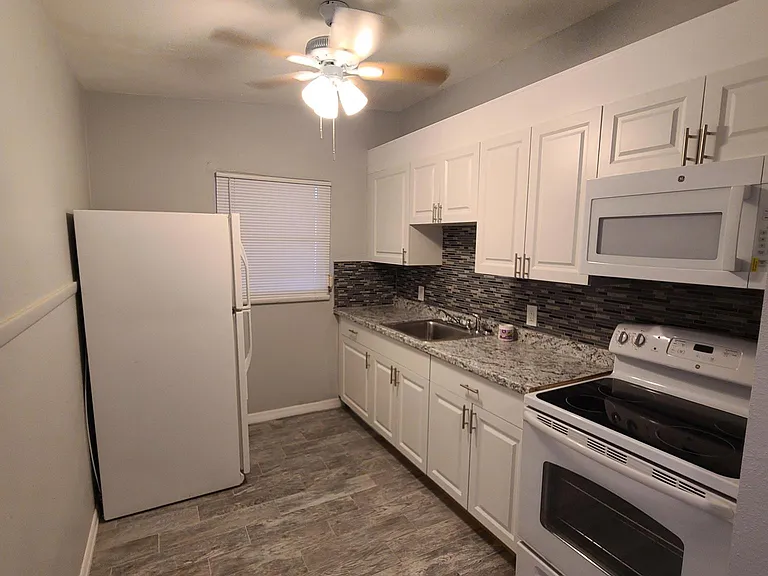 320 Palmetto Dr NE — Photo 2