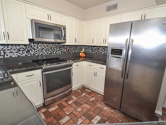 5th image of 1283 E Le Parc Dr